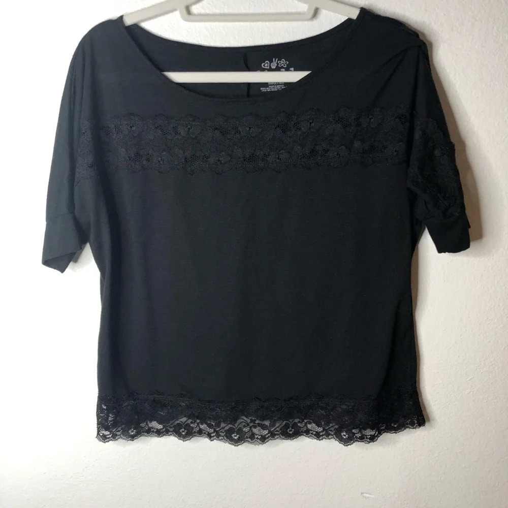 Mudd Brand medium top with lace.  Size medium.